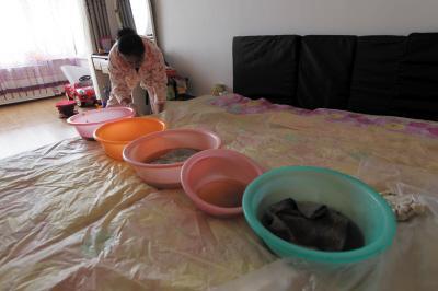 永丰楼上漏水，住户失联，小区没物管，业主维权难！律师来支招……
